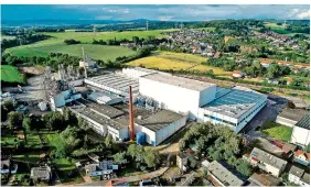  ?? FOTO: ALEXANDER M. GROSS ?? Am künftigen Standort in Heusweiler-Eilweiler soll eine Modul- und Pack-Fabrik im ehemaligen „Laminate Park“entstehen. Hier soll schon Mitte 2022 produziert werden.