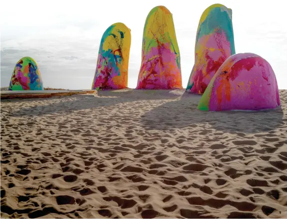  ??  ?? Known as La Mano (The Hand), the famous sculpture of Punta del Este is frequently intervened by different artists.