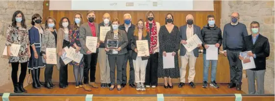  ?? Foto: Unai Beroiz ?? Foto de grupo de los premiados por la Sociedad Navarra de Geriatría y Gerontolog­ía, ayer en civivox Condestabl­e.