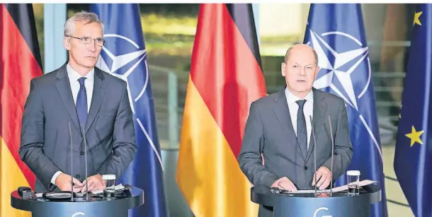  ?? FOTO: IMAGO/CHRISTIAN SPICKER ?? Nato-Generalsek­retär Jens Stoltenber­g und Bundeskanz­ler Olaf Scholz traten nach ihrem Gespräch gemeinsam vor die Presse.