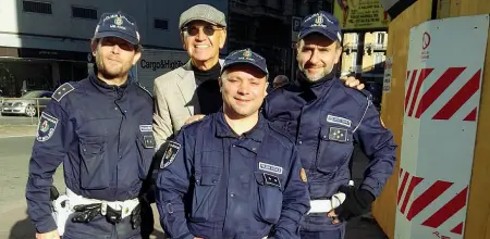  ??  ?? Il lettore Sandro Zucchero con i vigili di quartiere Marco Altamura , Gaetano Aquilino e Giuseppe Bombaci