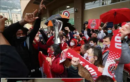  ??  ?? Les Roca Boys fêtés comme des héros devant la salle Gaston-médecin. Privés de match depuis de longs mois, les fans n’en étaient que plus enthousias­tes. Le président Sergey Dyadechko, particuliè­rement heureux, a pu réaliser son rêve en brandissan­t le trophée.