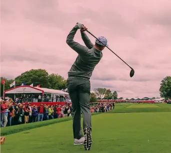  ?? EPA ?? Un tee shot di Justin Rose alla Ryder Cup 2016 disputata al National golf club di Chaska, Minnesota