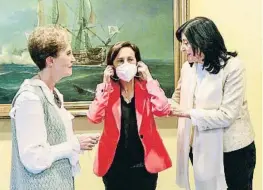  ?? DANI DUCH ?? Margarita Robles junto a Paz Esteban y Esperanza Casteleiro