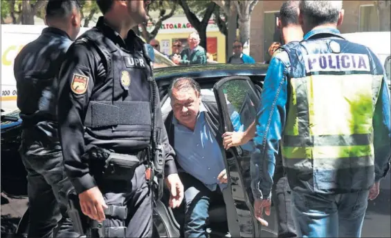  ?? / JAVIER BLASCO (EFE) ?? El presidente del Huesca, Agustín Lasaosa, tras ser detenido el pasado 28 de mayo en la ciudad aragonesa.
