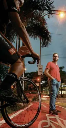  ?? Karime Xavier/Folhapress ?? Maurício Bezzuoli, 37, que teve a bike roubada na Sumaré