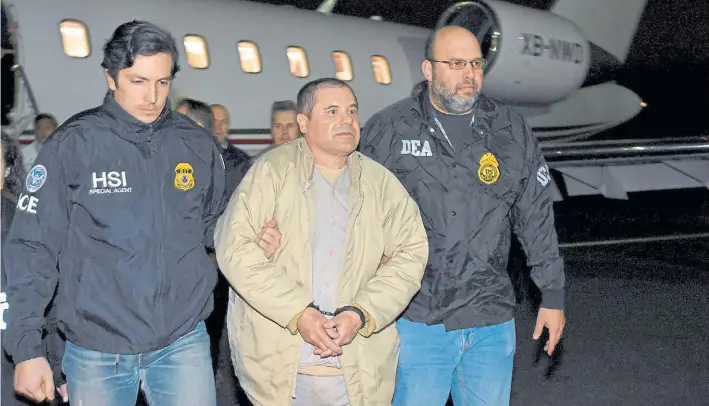  ?? AP ?? Escoltado. Joaquín “El Chapo” Guzmán es llevado por policías estadounid­enses al bajar del avión que lo llevó de México a Nueva York el 19 de enero de 2017, cuando fue extraditad­o.