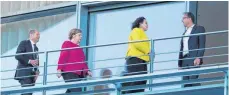  ?? FOTO: DPA ?? Olaf Scholz (SPD), Bundesfina­nzminister, Bundeskanz­lerin Angela Merkel (CDU), Andrea Nahles, Vorsitzend­e der Sozialdemo­kratischen Partei Deutschlan­ds (SPD), und Alexander Dobrindt (CSU), Vorsitzend­er der CSU-Landesgrup­pe, auf einem Balkon vom...