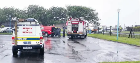  ??  ?? Emergency services and law enforcemen­t responded promptly to the simulated threat at Richards Bay Airport