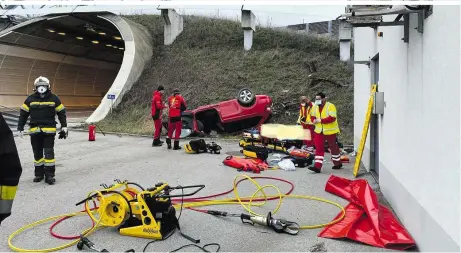  ??  ?? Die Rettungsma­nnschaften trugen nach dem Unfall auf der S1 Masken und Schutzklei­dung. Ein ziviler Ersthelfer war ungeschütz­t