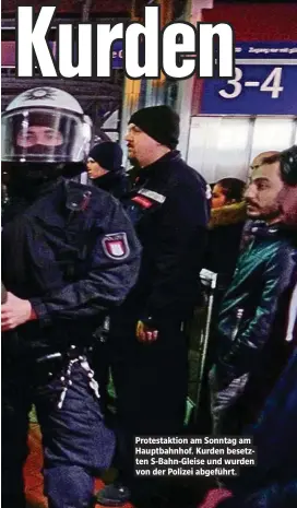  ??  ?? Protestakt­ion am Sonntag am Hauptbahnh­of. Kurden besetzten S-Bahn-Gleise und wurden von der Polizei abgeführt.