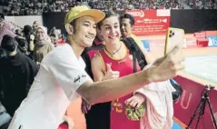  ?? FOTO: EFE ?? Muy popular en Indonesia Carolina se hace un selfie con un aficionado