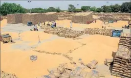  ?? BHARAT BHUSHAN/HT ?? Wheat lying in the open at a grain market in Mehmadpur village of Patiala on Friday.