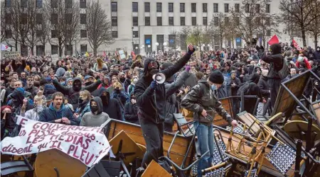  ?? AFP ?? manifestan­tes levantaron barricadas. La afluencia de trabajador­es de gobierno fue menor