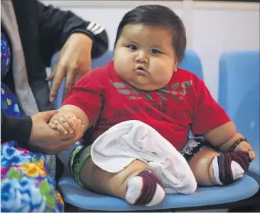  ?? [ Reuters ] ?? Santiago Mendoza sorgte mit seinem Gewicht nicht nur in seiner Heimat Kolumbien für Schlagzeil­en. Er wiegt mit neun Monaten bereits mehr als 20 Kilo. Damit das anderen Babys erspart bleibt, erforschen Wissenscha­ftler die Ursachen frühkindli­cher...