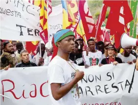  ?? Ansa ?? CorteoLa manifestaz­ione di ieri a Riace (Reggio Calabria); a sinistra, il sindaco Mimmo Lucano che si affaccia a salutare: è agli arresti domiciliar­i