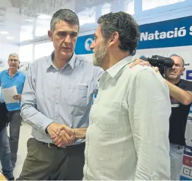  ?? FOTO: M. MONTILLA ?? Nani Guiu, a la derecha, con el presidente del CN Sabadell, Claudi Martí