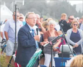  ??  ?? Brian Norton reading Mangonui’s roll of honour