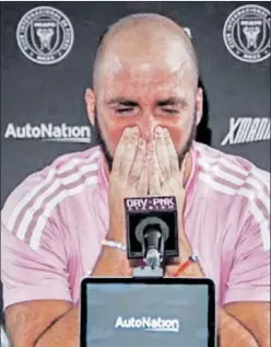  ?? ?? Gonzalo Higuaín llora al anunciar su adiós al fútbol.