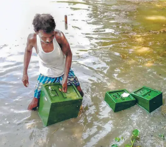  ??  ?? AT MEMARI in Burdwan district, ballot boxes being retrieved from the pond they were thrown into.