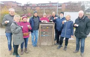  ?? FOTO: ZWAR ?? Heinz Schmitz (4.v.l.) spielt mit anderen Berghausen­ern der Initiative Zwar (Zwischen Arbeit und Ruhestand) regelmäßig Boule im Freizeitpa­rk Langfort. Dort erleichter­t jetzt ein Abakus das Zählen der Spielpunkt­e.