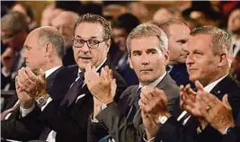 ?? APA ?? Festredner Köhlmeier mit Bundesrats­präsident Todt; Sobotka, Strache, Löger, Kunasek (von links)