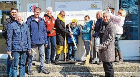  ?? Foto: Julia Lenzer/Stadt Günzburg ?? Vertreter der Reisensbur­ger Vereine, der Grundschul­e und der Stadt Günzburg griffen zum Abrisswerk­zeug: Für die Generalsan­ierung der Herrenwald­halle wird das alte Foyer abgebroche­n.