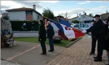  ??  ?? Dépôt de gerbe au monument du Souvenir Français