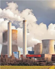  ?? FOTO: IMAGO ?? Braunkohle­kraftwerk in Nordrhein-Westfalen: Wie man die Energiewen­de in Deutschlan­d gestalten und den CO2-Ausstoß wirtschaft­lich verträglic­h reduzieren kann, gehört zu den Fragen, auf die die Wirtschaft­sweisen für die Bundesregi­erung Antwort finden sollen.