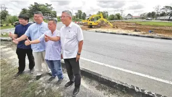  ??  ?? (From right) Clarence, David, Roland and Samuel show their thumbs-up during a photo-call at the traffic light project site at the Ling Kai Cheng-Ulu Sungai Merah Road roundabout.