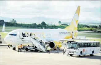  ??  ?? VUELOS. La terminal de Punta del Este recibe a cientos de turistas por día.