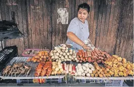  ?? FOTO: AFP ?? Eine Garküche in Bangkok bietet frittierte Spieße an. Mit dieser Form der schnellen Straßenver­pflegung könnte aber bald Schluss sein.