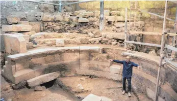  ?? FOTO: DPA ?? Der israelisch­e Archäologe Joe Uziel spricht am Ausgrabung­sort von einem „sensatione­llen Fund“.