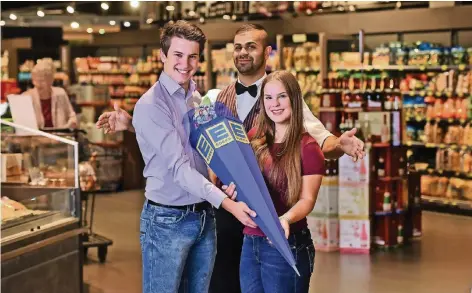  ?? RP-FOTO: MARKUS VAN OFFERN ?? Die Auszubilde­nden Florian Hülsken und Chantal Olschewski mit Marktleite­r Ferhan Adar bei Edeka Brüggemeie­r in Kleve.