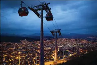  ??  ?? Utsikt over La Paz og den røde linjen på taubanen «Teleférico». I bakgrunnen ser man den 125 kilometer lange fjellkjede­n Cordillera Real hvor den høyeste toppen Illimani rager 6438 meter over havet.