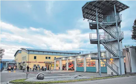  ?? FOTO: ARCHIV ?? Hinter dem Feuerwehr- beziehungs­weise Bauhofgebä­ude in Richtung Lidl-Parkplatz soll der neue Carport für den Kressbronn­er Rettungswa­gen in Zukunft stehen.