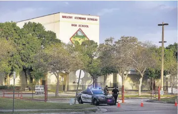  ??  ?? Maestros armados en escuelas. El programa "Guardian" fue creado tras el tiroteo en Parkland y cuenta con el respaldo del gobernador de Florida.