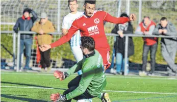  ?? FOTO: CHRISTIAN METZ ?? Oberzells Torwart Domenico Valente zog im Finale mit seinem Team den Kürzeren gegen den FC Wangen (Djamel Yahir).