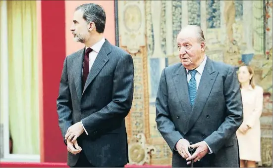  ?? EP/ARCHIVO ?? El Rey, junto a su padre, el rey Juan Carlos, en un acto conjunto celebrado en el palacio de El Pardo en el 2017