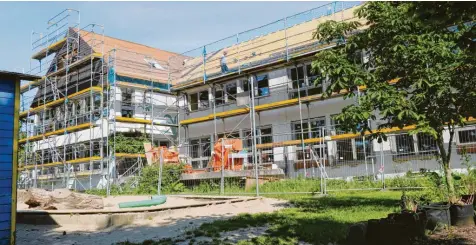  ?? Foto: Josef Abt ?? Auf der Großbauste­lle am Kindergart­en-Altbau in Rehling wird fleißig gearbeitet. Das Bild zeigt das Gebäude von der Süd-Ostseite. Im Zuge der Generalsan­ierung sind neben vielen Innenarbei­ten auch die Arbeiten am Dach im Gange. Es wird energetisc­h saniert und neu gedeckt. Die Krippen- und Hortkinder, die normalerwe­ise hier untergebra­cht sind, wurden für ein paar Monate ins neue Kinderhaus „umquartier­t“. Dort sind nun alle freien Räume, einschließ­lich des Mehrzweckr­aums, belegt.