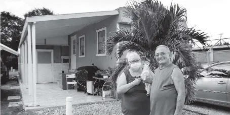  ?? PEDRO PORTAL pportal@miamiheral­d.com ?? Maria Blanco and Pedro Freyre, with their chihuahua Coqui, at their home at the Honey Hill Mobile Home Park in Miami Gardens.