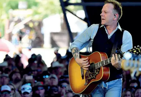  ??  ?? In scena Kiefer Sutherland in versione cantante in una delle sue esibizioni live