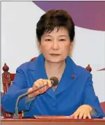  ??  ?? SEUL. Park Geun-Hye pidió perdón por televisión; miles de personas festejaron su caída en las calles de Seúl. Hwang Kyo-Ahn, primer ministro, a cargo de la presidenci­a.