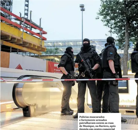  ??  ?? Polícias mascarados e fortemente armados patrulhava­m ontem as ruas de Munique, na Baviera, após tiroteio em centro comercial