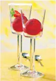  ?? FOTO: DR. OETKER VERSUCHSKÜ­CHE/DPA ?? Sekt macht sich gut in einem Himbeer-Erdbeer-Sorbet: Der Alkohol macht das Sorbet weicher.