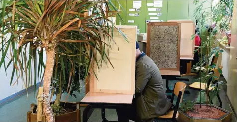  ?? Fotos: Silvio Wyszengrad ?? Augsburg hat gewählt – so wie hier in einem Wahllokal in der Schule vor dem Roten Tor. Die Wahlbeteil­igung lag bei 72,8 Prozent. Bei den Parteien und Kandidaten hat am Tag nach der Wahl die Analyse einzelner Zahlen begonnen.