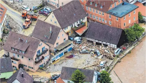  ?? FOTO: CHRISTOPH SCHMIDT/DPA ?? Braunsbach im Kreis Schwäbisch Hall im Mai 2016: Nach Starkregen­fällen hatte sich damals eine gigantisch­e Lawine aus Schlamm und Geröll durch den Ort geschoben und große Teile der Gemeinde zerstört.