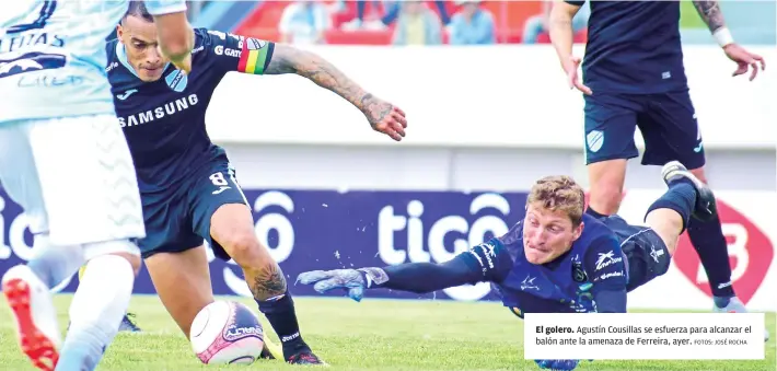  ?? FOTOS: JOSÉ ROCHA ?? El golero. Agustín Cousillas se esfuerza para alcanzar el balón ante la amenaza de Ferreira, ayer.