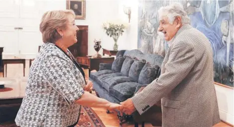  ??  ?? La expresiden­ta de Chile Michelle Bachelet, junto al exmandatar­io uruguayo José Mujica, en 2017.