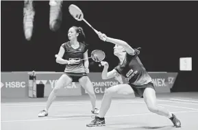  ?? — Gambar AFP ?? TANGKAS: Beregu wanita dari Perancis, Emilie Lefel dan gandingann­ya Anne Tran beraksi menentang beregu Jepun Mayu Matsumoto dan Wakana Nagahara di Birmingham, England.